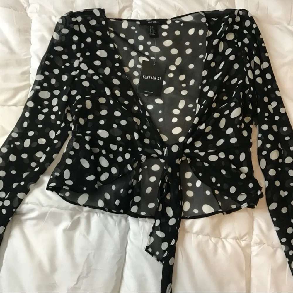 NWT F21 Polka Dot Sheer Black and White Women's Top size M - Picture 4 of 5